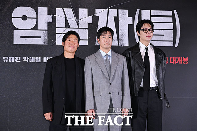 배우 유해진과 박해일, 이민호(왼쪽부터)가 8일 오후 서울 강남구 메가박스 코엑스에서 열린 영화 ‘암살자(들)’ 언론시사회 및 기자간담회에 참석해 포즈를 취하고 있다. /서예원 기자