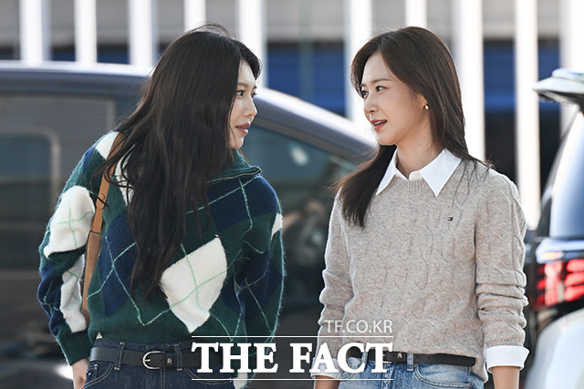 수영과 유리가 대화하고 있다.