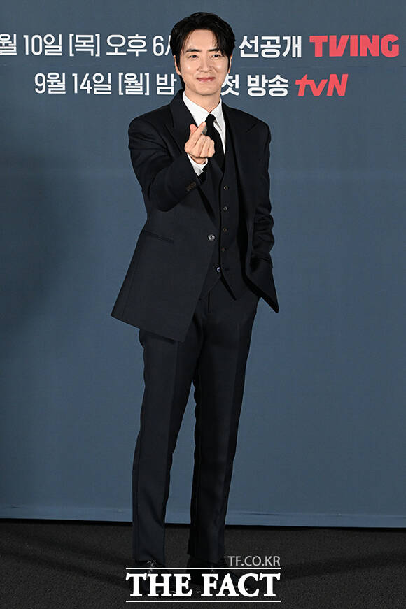 배우 백예인과 하율리, 오대환, 이준혁, 윤영빈 감독과 배우 서현우, 홍진기(왼쪽부터)가 8일 오전 서울 용산구 CGV 용산아이파크 몰에서 열린 티빙 오리지널 시리즈 '로또 1등도 출근합니다' 제작발표회에 참석해 포즈를 취하고 있다. /김성렬 기자