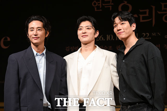 배우 권율 장승조 김경남(왼쪽부터)이 톰 역으로 열연하는 '유리동물원'은 오는 10월 17일부터 11월 22일까지 예술의전당 CJ 토월극장에서 관람할 수 있다. /서예원 기자