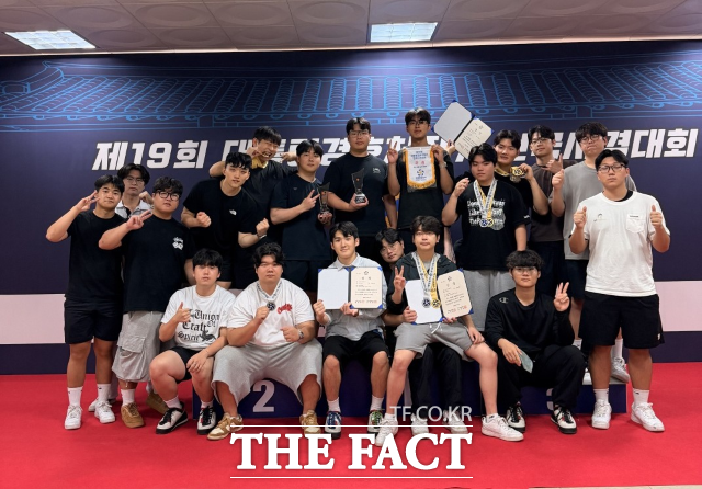 제19회 대통령경호처장기 전국사격대회에서 출전한 동명대 사격부 학생들이 현장에서 기념사진을 찍고 있다. /동명대
