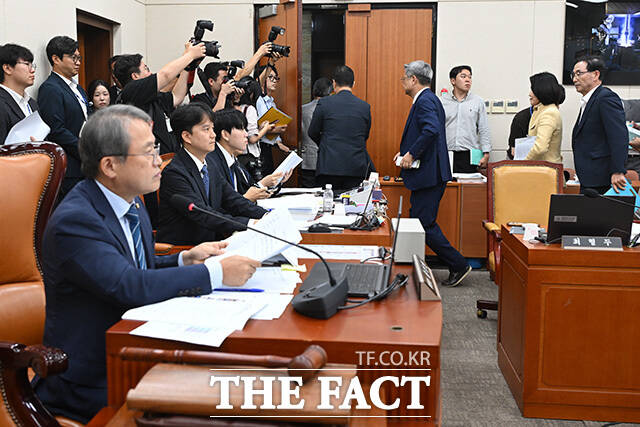 퇴장하던 중 민주당 의원들에게 항의하는 이진숙 국민의힘 의원(왼쪽)과 김장겸 의원.