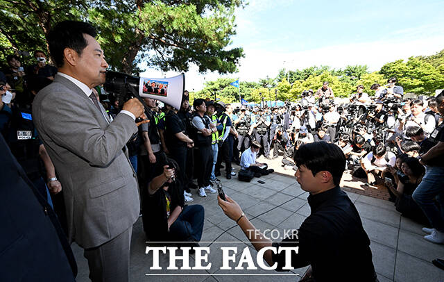 장동혁 국민의힘 대표(가운데)가 8일 오전 경찰과 대한체육회 관계자들이 진입한 서울 송파구 올림픽공원 핸드볼경기장 앞에서 발언하고 있다. /박상민 기자