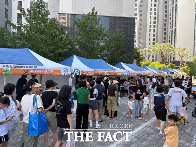 전남광주시 영암군의 직거래 장터에 시민들이 줄을 서고 있다. /영암군