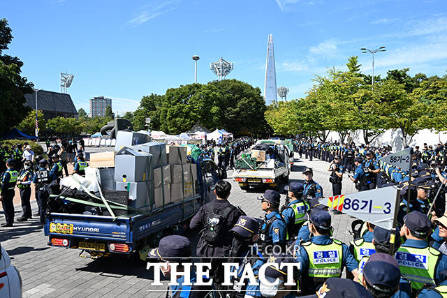 6·3 지방선거 투표용지 부족 사태에 따른 개표소 봉쇄 시위가 이어지고 있는 8일 오전 서울 송파구 올림픽공원 핸드볼경기장에서 대한체육회 산하 9개 종목 단체 관계자들이 물품을 반출하고 있다. /박헌우 기자
