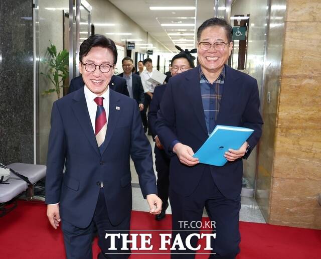 8일 국회에서 조지훈 전주시장(오른쪽)이 김민석 더불어민주당 대표를 만나 핵심 현안 사업 추진을 위한 국가 예산 반영을 위한 지원과 협조를 요청하고 있다. /전주시