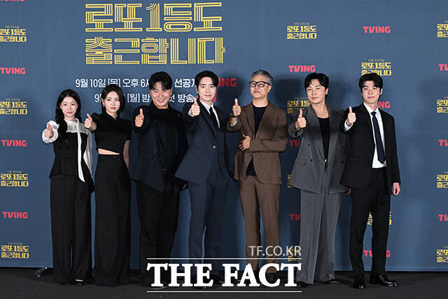 배우 백예인과 하율리, 오대환, 이준혁, 윤영빈 감독과 배우 서현우, 홍진기(왼쪽부터)가 8일 오전 서울 용산구 CGV 용산아이파크 몰에서 열린 티빙 오리지널 시리즈 '로또 1등도 출근합니다' 제작발표회에 참석해 포즈를 취하고 있다. /김성렬 기자