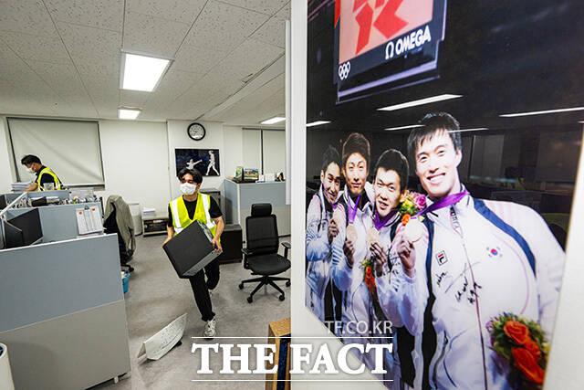 경찰이 투표함이 보관된 장소를 지키고 있다. /사진공동취재단