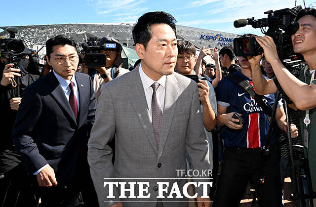 장동혁 국민의힘 대표(가운데)가 8일 오전 경찰과 대한체육회 관계자들이 진입한 서울 송파구 올림픽공원 핸드볼경기장 앞에서 발언하고 있다. /박상민 기자