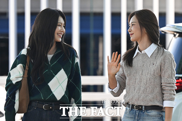 수영과 유리가 대화하고 있다.