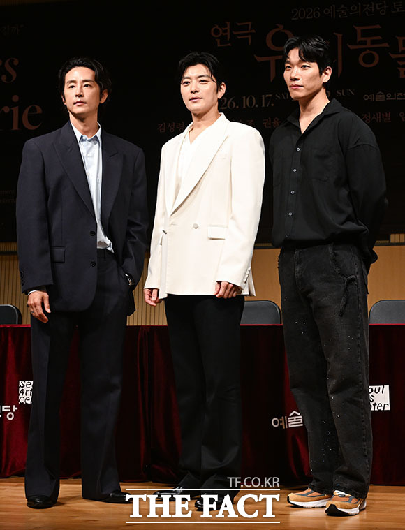 배우 임세미와 정새별, 정운선, 장승조, 권율, 김성령, 최정원, 문유강, 최정우, 배훈, 김경남(왼쪽부터)이 8일 오전 서울 서초구 예술의전당 음악당에서 열린 연극 ‘유리동물원’ 기자간담회에 참석해 포즈를 취하고 있다. /서예원 기자
