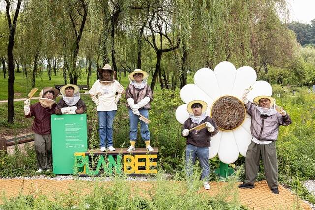 현대엔지니어링은 지난해 북서울꿈의숲에 조성한 '플랜비(Plan Bee) 정원'으로 2026 서울특별시 정원도시상에서 기업동행특별상을 수상했다. 사진은 현대엔지니어링이 서울시 강북구 북서울꿈에숲에 조성한 '플랜비 정원'에서 도시양봉 직업교육 참가자들이 기념사진을 촬영하고 있는 모습. /현대엔지니어링