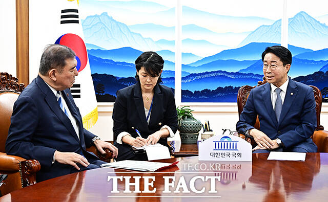 조정식 국회의장이 8일 오후 서울 여의도 국회에서 이시바 시게루 전 일본총리(왼쪽)를 접견하며 기념사진 촬영을 하고 있다. /국회=배정한 기자