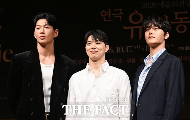 배우 임세미와 정새별, 정운선, 장승조, 권율, 김성령, 최정원, 문유강, 최정우, 배훈, 김경남(왼쪽부터)이 8일 오전 서울 서초구 예술의전당 음악당에서 열린 연극 ‘유리동물원’ 기자간담회에 참석해 포즈를 취하고 있다. /서예원 기자