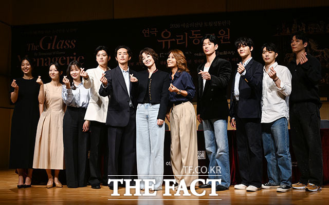 배우 임세미와 정새별, 정운선, 장승조, 권율, 김성령, 최정원, 문유강, 최정우, 배훈, 김경남(왼쪽부터)이 8일 오전 서울 서초구 예술의전당 음악당에서 열린 연극 ‘유리동물원’ 기자간담회에 참석해 포즈를 취하고 있다. /서예원 기자