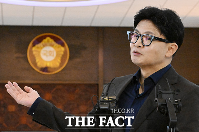 김민석 더불어민주당 대표와 송영길 민주당 의원이 김승원 법무부 장관 후보자의 신약 임상시험 승인 청탁 의혹을 지속적으로 제기하고 있는 한동훈 무소속 의원을 각각 '관종'(관심종자)과 '유튜버 렉카'에 빗대며 맹비난했다. 사진은 7일 국회 본회의장에 입장하기 전 취재진의 질문에 답하고 있는 한 의원. /남용희 기자