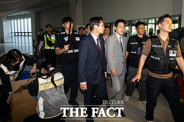 장동혁 국민의힘 대표가 선거 관련 용품들이 보관된 곳을 살펴본 뒤 시민들에게 내부 상황을 설명하고 있다. /사진공동취재단