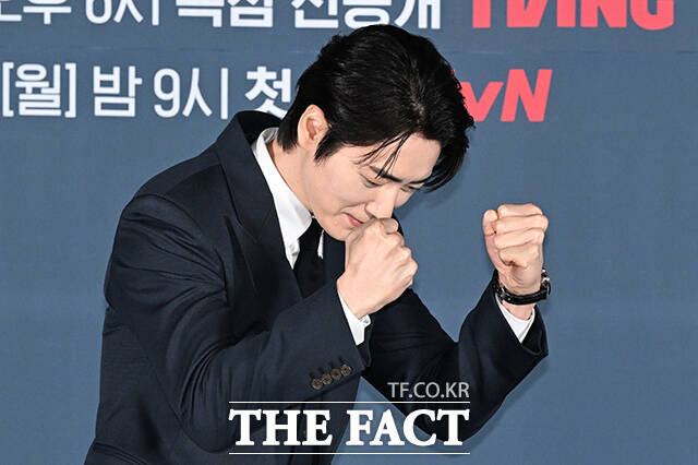 배우 이준혁이 8일 오전 서울 용산구 CGV 용산아이파크 몰에서 열린 티빙 오리지널 시리즈 '로또 1등도 출근합니다' 제작발표회에 참석해 포즈를 취하고 있다. /김성렬 기자