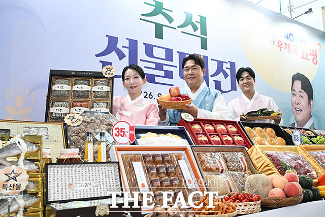 우체국쇼핑 모델 문세윤이 8일 서울 중구 서울중앙우체국에서 '우체국쇼핑 2026년 추석 선물 대전' 행사를 알리고 있다. /남윤호 기자