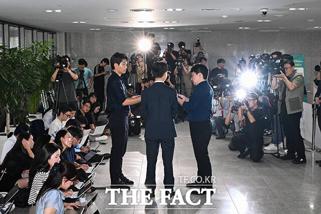 김지용 중대범죄수사청장 후보자(오른쪽)가 8일 오후 서울 종로구 정부서울청사 창성동 별관에 마련된 인사청문회 준비단에 출근하며 취재진의 질문에 답하고 있다. /김성렬 기자