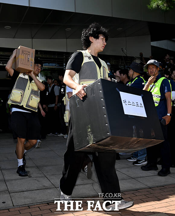 '댄스스포츠' 적힌 박스 들고 나오는 대한체육회 관계자.