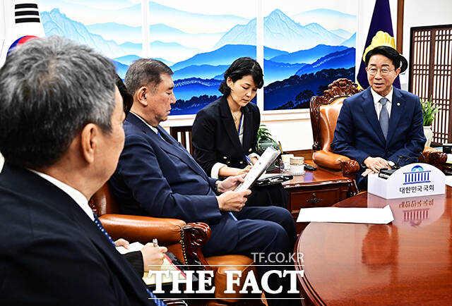 조정식 국회의장이 8일 오후 서울 여의도 국회에서 이시바 시게루 전 일본총리(왼쪽)를 접견하며 기념사진 촬영을 하고 있다. /국회=배정한 기자