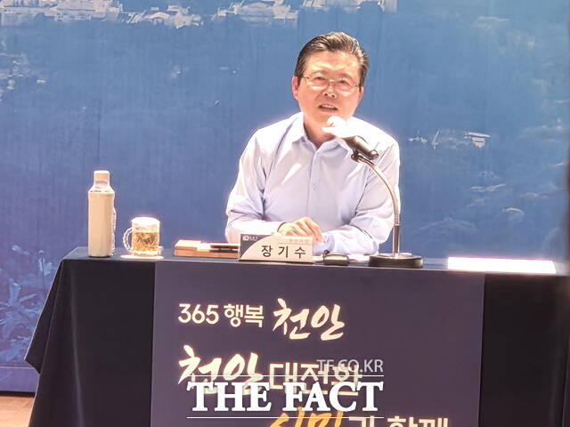 장기수 천안시장이 8일 시민들과의 대화에서 지역 발전 방향과 현안 해결 방안을 설명하고 있다. /정효기 기자