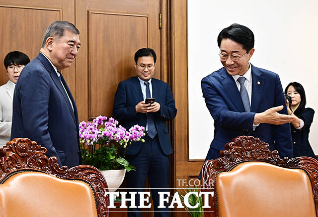 조정식 국회의장이 8일 오후 서울 여의도 국회에서 이시바 시게루 전 일본총리(왼쪽)를 접견하며 기념사진 촬영을 하고 있다. /국회=배정한 기자