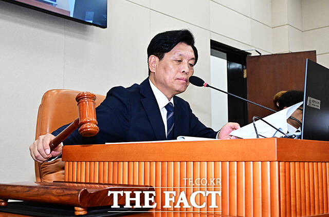 조승래 재경위원장이 8일 오후 서울 여의도 국회에서 열린 재정경제기획위원회 전체회의에 참석해 안건을 상정하고 있다. /국회=배정한 기자