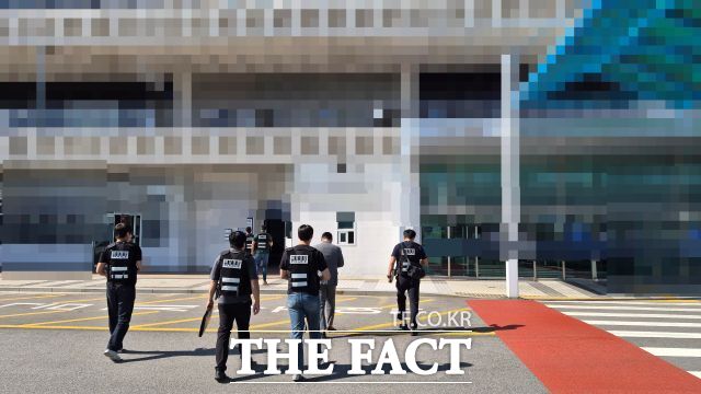 해경이 8일 티엔에스캐쳐호 사고와 관련 선사와 업체 압수수색을 위해 이동하고 있다. /부산해경