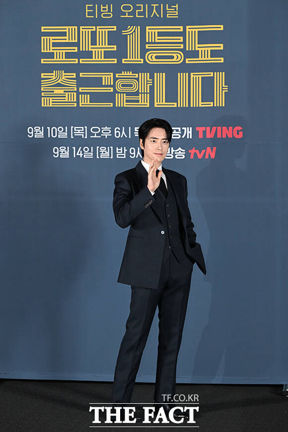 배우 이준혁이 8일 오전 서울 용산구 CGV 용산아이파크 몰에서 열린 티빙 오리지널 시리즈 '로또 1등도 출근합니다' 제작발표회에 참석해 포즈를 취하고 있다. /김성렬 기자