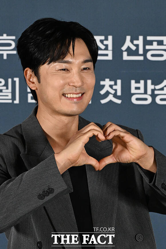 배우 백예인과 하율리, 오대환, 이준혁, 윤영빈 감독과 배우 서현우, 홍진기(왼쪽부터)가 8일 오전 서울 용산구 CGV 용산아이파크 몰에서 열린 티빙 오리지널 시리즈 '로또 1등도 출근합니다' 제작발표회에 참석해 포즈를 취하고 있다. /김성렬 기자