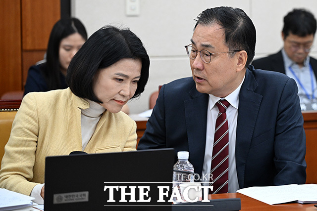 퇴장하던 중 민주당 의원들에게 항의하는 이진숙 국민의힘 의원(왼쪽)과 김장겸 의원.