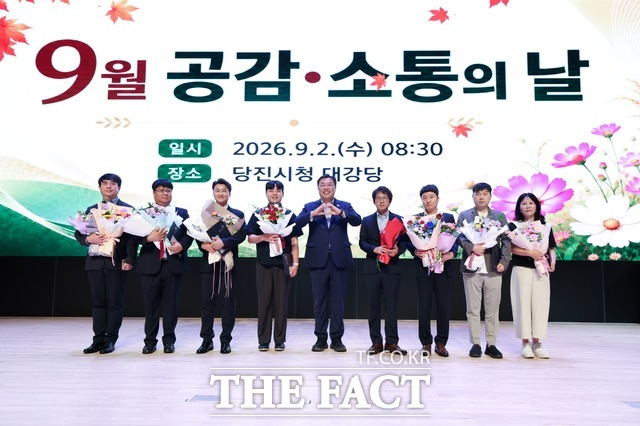 당진시가 2026년 상반기 적극행정 우수공무원 6명과 2팀을 최종 선발해 시상했다. 왼쪽부터 박종욱 도로과 팀장, 장태극 자원순환과 주무관, 한기성 합덕읍 팀장, 장효진 교통과 주무관, 김기재 당진시장, 이용규 주택개발과 팀장, 이상혁 농촌진흥과 팀장, 권경서 자원순환과 주무관, 인명란 징수과 팀장. /당진시