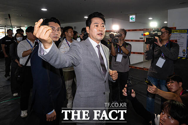 장동혁 국민의힘 대표가 선거 관련 용품들이 보관된 곳을 살펴본 뒤 시민들에게 내부 상황을 설명하고 있다. /사진공동취재단