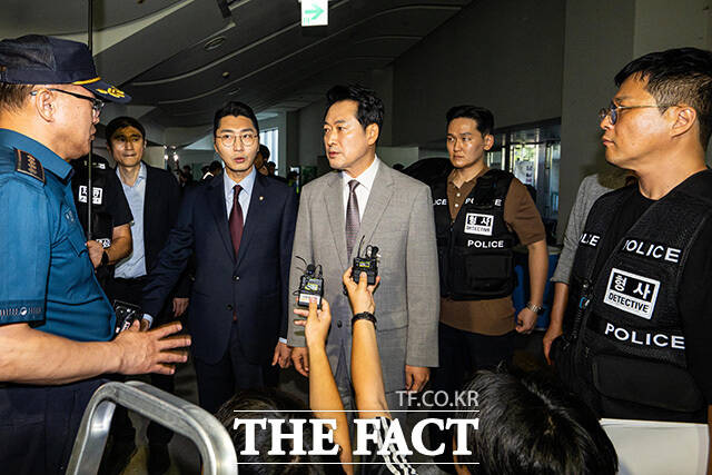 장동혁 국민의힘 대표가 선거 관련 용품들이 보관된 곳을 살펴본 뒤 시민들에게 내부 상황을 설명하고 있다. /사진공동취재단