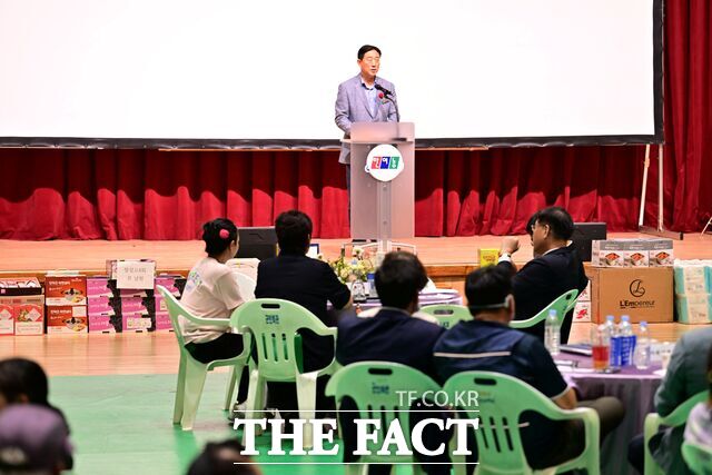 김한종 장성군수가 제21회 한국여성농업인 대회에서 인사말을 하고 있다. /장성군