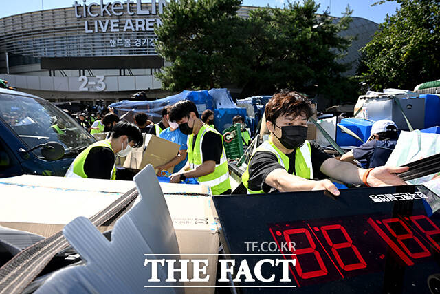 트럭에 물품 싣는 대한체육회 관계자들.