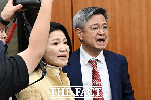 퇴장하던 중 민주당 의원들에게 항의하는 이진숙 국민의힘 의원(왼쪽)과 김장겸 의원.