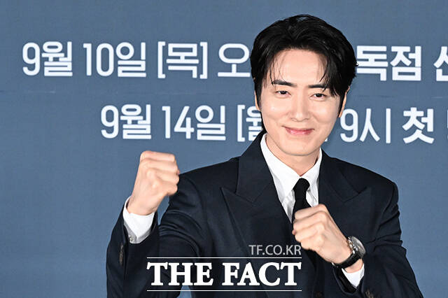 배우 이준혁이 8일 오전 서울 용산구 CGV 용산아이파크 몰에서 열린 티빙 오리지널 시리즈 '로또 1등도 출근합니다' 제작발표회에 참석해 포즈를 취하고 있다. /김성렬 기자
