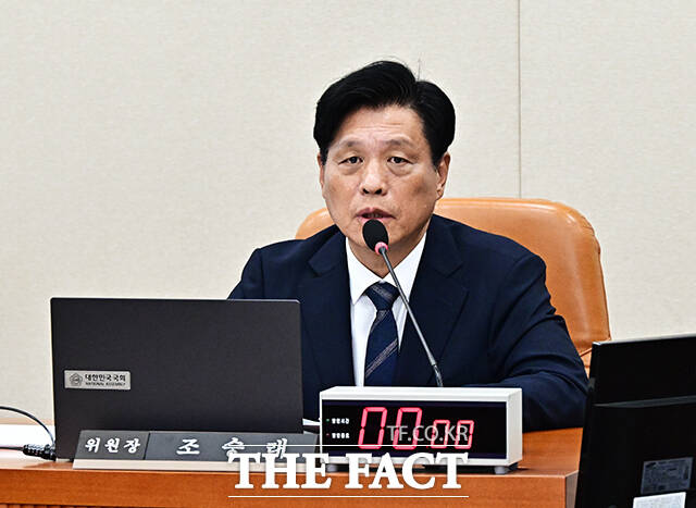 조승래 재경위원장이 8일 오후 서울 여의도 국회에서 열린 재정경제기획위원회 전체회의에 참석해 안건을 상정하고 있다. /국회=배정한 기자
