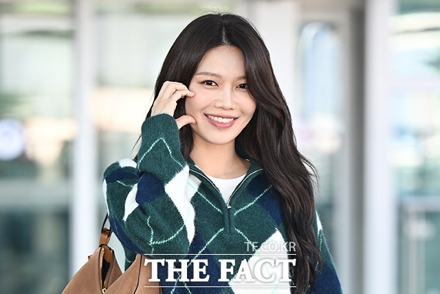 그룹 소녀시대-효리수의 수영이 8일 오전 해외 일정 참석차 인천국제공항을 통해 미국 뉴욕으로 출국하며 포즈를 취하고 있다. /인천국제공항=송호영 기자