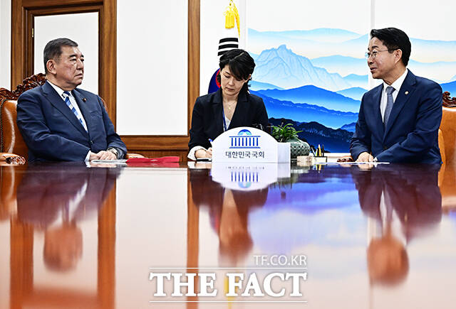 조정식 국회의장이 8일 오후 서울 여의도 국회에서 이시바 시게루 전 일본총리(왼쪽)를 접견하며 기념사진 촬영을 하고 있다. /국회=배정한 기자