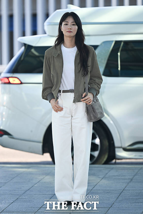 전여빈이 팬들에게 인사하고 있다.