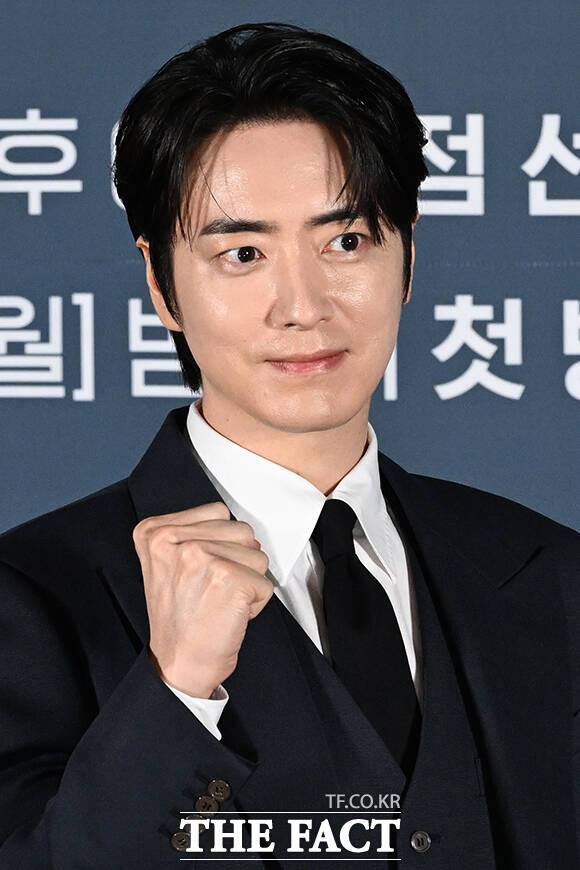배우 이준혁이 8일 오전 서울 용산구 CGV 용산아이파크 몰에서 열린 티빙 오리지널 시리즈 '로또 1등도 출근합니다' 제작발표회에 참석해 포즈를 취하고 있다. /김성렬 기자
