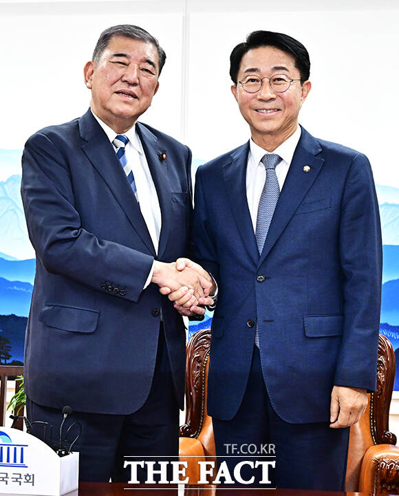 조정식 국회의장이 8일 오후 서울 여의도 국회에서 이시바 시게루 전 일본총리(왼쪽)를 접견하며 기념사진 촬영을 하고 있다. /국회=배정한 기자