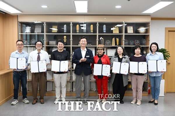 대전시 중구는 8일 신규 지정된 골목형 상점가 7곳에 대한 지정서를 전달하고 간담회를 가졌다. /대전시 중구