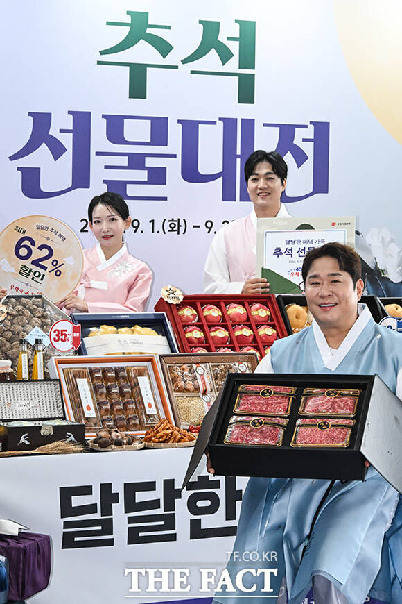 우체국쇼핑 모델 문세윤이 8일 서울 중구 서울중앙우체국에서 '우체국쇼핑 2026년 추석 선물 대전' 행사를 알리고 있다. /남윤호 기자