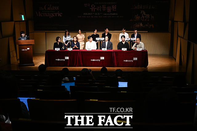 배우 임세미와 정새별, 정운선, 장승조, 권율, 김성령, 최정원, 문유강, 최정우, 배훈, 김경남(왼쪽부터)이 8일 오전 서울 서초구 예술의전당 음악당에서 열린 연극 ‘유리동물원’ 기자간담회에 참석해 포즈를 취하고 있다. /서예원 기자
