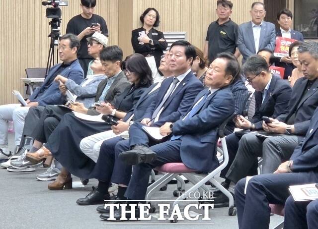 설명을 듣는 과정에서 다리를 꼰 임경호 공주대 총장. /김형중 기자